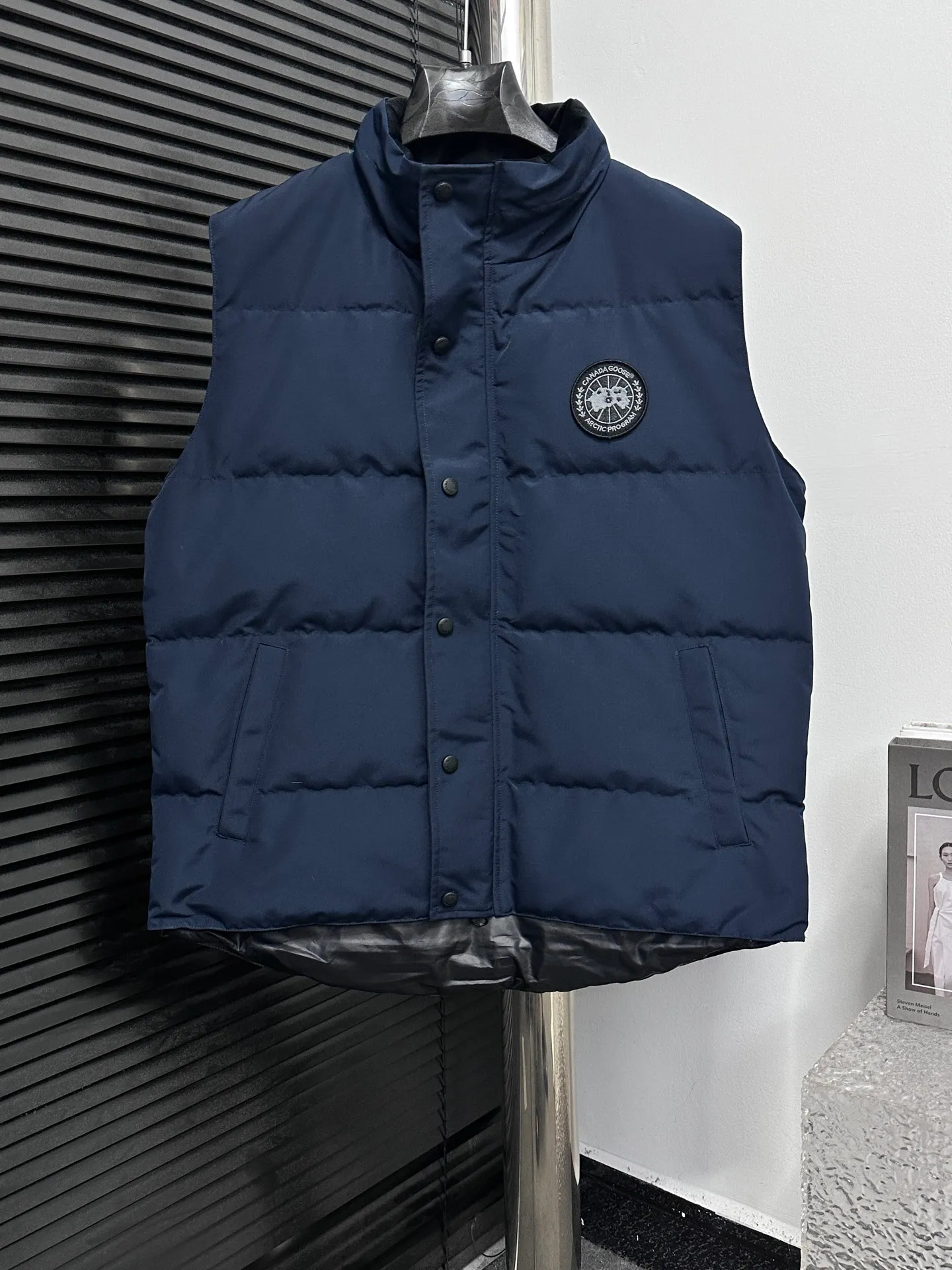 P360 [Canada Goose] Canada Goose black label #Freestyle Crew 4151mb men’s and women’s vest down ➖ Imported Behringer embroidery machine with customized 10,000-needle embroidery label! ➖ Imported 21-count polyester-cotton blended original fabric, using Feather-Light 10D waterproof coating fabric, made of 84.5% polyester fiber and 15.5% cotton, 100% the best feel in the entire network! ➖ The genuine official website uses the national standard 80 white duck down, and will never be misled by false claims such as 90 down or goose down! ➖ 100% nylon nylon lining with double double-layer sealing design to prevent velvet from running away. Top-grade polar fleece is used in the collar and pockets to keep warm and comfortable! ➖ Yoshida YKK provides original custom-made electroplated sliders. YKK two-way lockable zippers are tight and smooth and will not peel off paint! ➖ 3M composite original Velcro is durable, and all accessories and hardware are disassembled and customized! ⛔No slander, no exaggeration, no need for too much copywriting, because it is focused, it is professional!  SIZE: XS S M L XL XXL